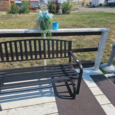Inviting home, with large yard and free parking