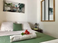 Bungalow, 10-minute walk from Etang-Salé les Bains beach, sleeps 2 to 4. - 2-Star