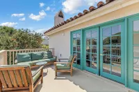Charming 4BR/3BA Getaway, Walk to Downtown Santa Barbara & Beach, Sleeps 8 - Villas