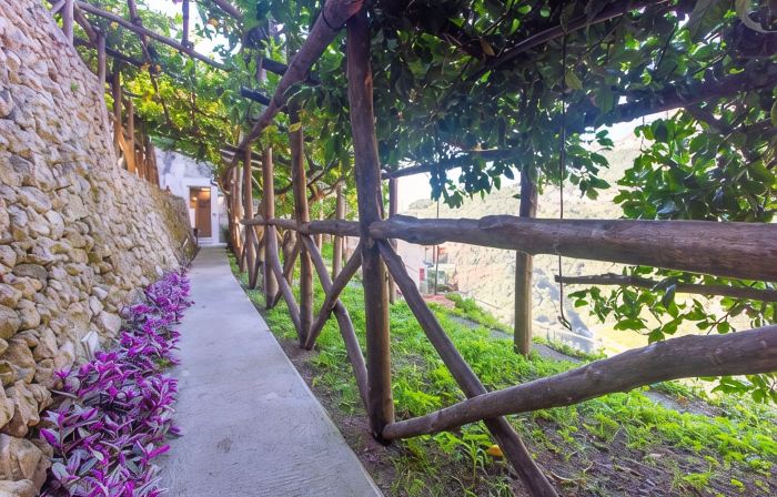 Poggio Angelarosa: Double Room in Lemon Garden on the Hills of the Amalfi Coast
