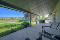 Luxury Home on Blue Ribbon Madison River and steps away from downtown Ennis, MT. - WiFi