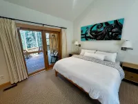 Walk to Downtown Graeagle, Mill Pond & Pickleball from the Graeagle Tree House