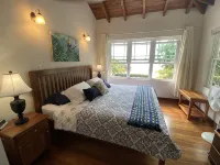 Walk to Village Beach Front Modern Home with Pool and Privacy - สระว่ายน้ำส่วนตัว