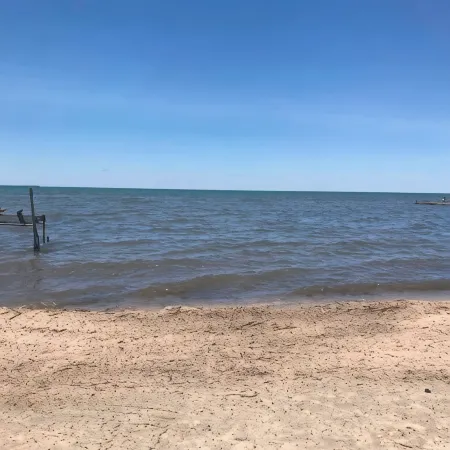 EASY STREET RETREAT! Private beach Отели в г. Гурон