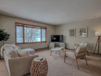 Breezy Hills - Unit 2; Lake Bemidji, King Bed, Kayaks, PB Trail Private Access