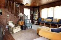 Cozy Family Cabin-Secluded beach access, non-smoking home awaits you