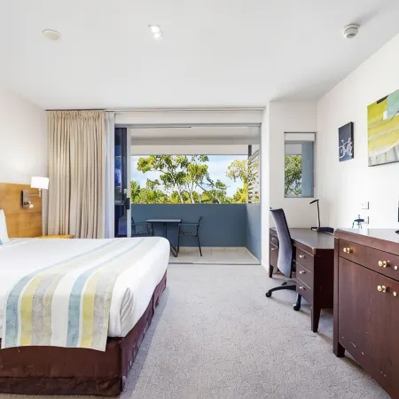 Top Floor Studio Unit in Urangan Ocean Harbour Views Pool Spa