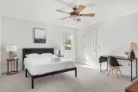 Cozy 5BR house with Hot Tub Private Patio Games Fire Pit in Massanutten