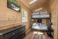 PRIVATE! 2 Miles To PF! Charming 4BR Farmhouse w/Hot Tub, PT, Fire Pit & VIEWS! - Farmhouses