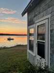 Delightful waterfront cottage with beautiful views of the sunset. - 鄉村莊園