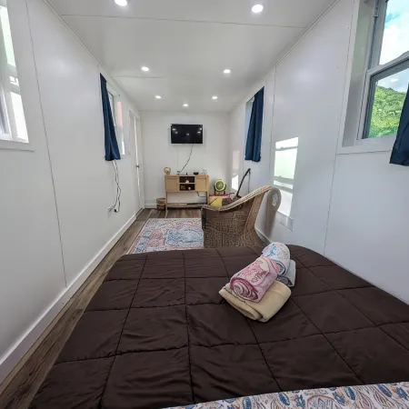 Octopus Den Glamping Site with AC Отели в г. Сентрал