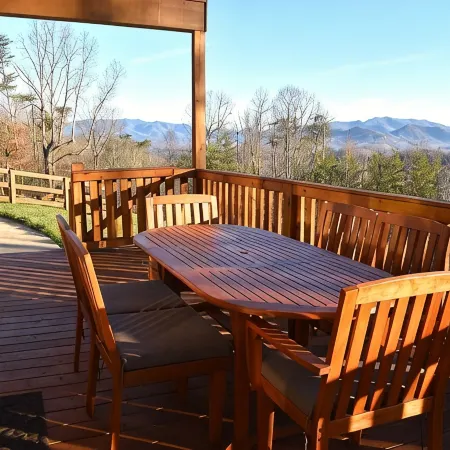 Private Retreat on 7 Acres, Mountain Views, Firepit, King Bed, Sleeps 6.