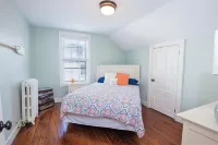 Downtown Historic Home - Free Parking & Backyard! - Bungalows