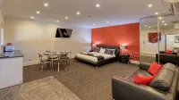Silver Haven Motor Inn - parking
