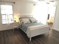 Beautiful completely remodeled home across the street from Lake June! - 3つ星