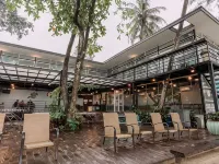 Roxy Sematan Villa & Townhouse Hotels in Lundu