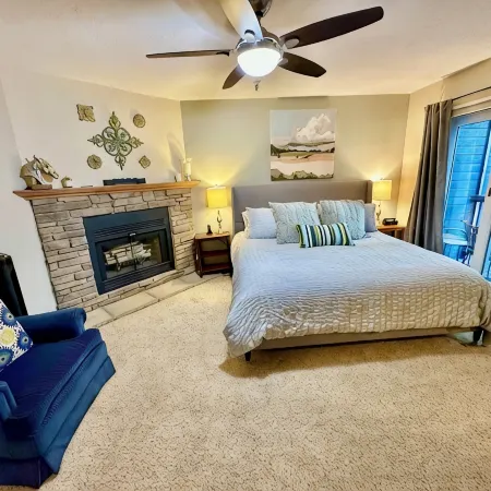Luxury Heart of Old Town 3-Bdrm+ Hot Tub Walk to Skiing Chairlift Dining Main St