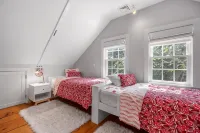 Featured in Boston Globe- fully renovated cape w/ pool & modern barn pool house - Homestays