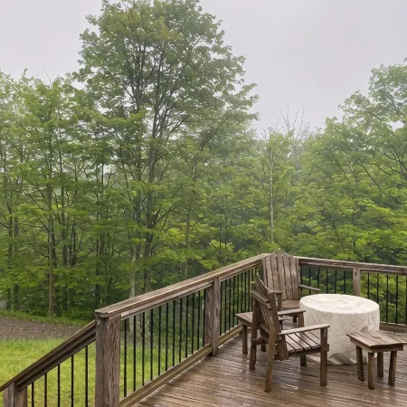 Cozy retreat in Old Timberline close to great hiking and skiing. Pet Friendly!