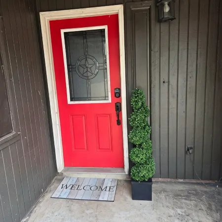 Charming 3-bedroom house in lovely McAllen with AC, WiFi, Swimming pool.