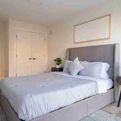 Luxury 2 Bedroom Furnished Apartment in Heart of Quincy Rooms