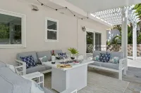 Stunning Coastal Escape w. private pool & spa, arcade, near themed parks & beach - สระว่ายน้ำส่วนตัว