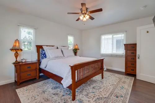 Welcoming bungalow with den, ideal for longer stays, near everything!