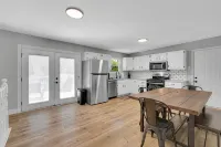 Centrally located, spacious 4 bdrm, on quiet Ct - 4 stjerner