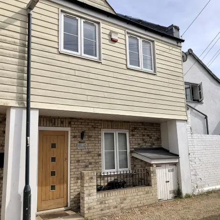 Cosy cottage, short walk to beach and restaurants