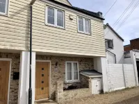 Cosy cottage, short walk to beach and restaurants