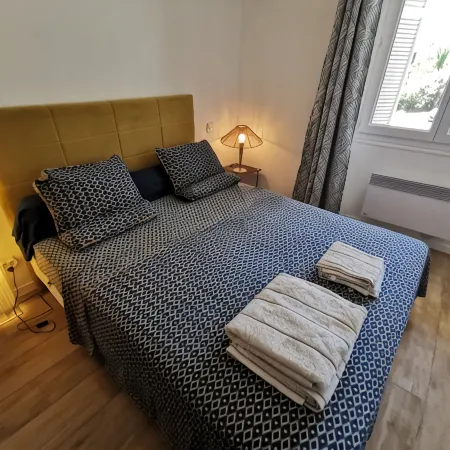 Quiet town center, sea view, private parking, 250 m from the beach
