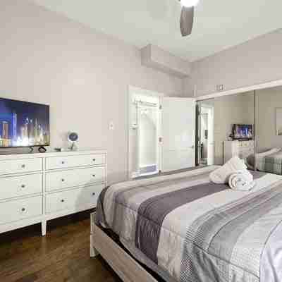 LUXURIOUS LINCOLN PARK Home w/ Rooftop +parking Rooms