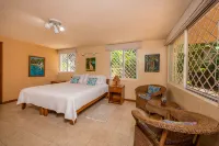 Tamarindo's Hidden Gem, Tropical oasis 3 BR Beachfront Home, with private pool. - สระว่ายน้ำส่วนตัว