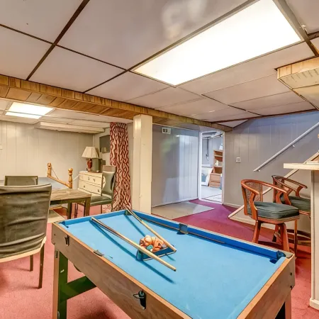 SUPER CUTE AND GREAT HOME APPROX 15MINS TO DOWNTOWN DETROIT SLEEPS 14 GUESTS