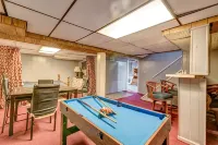 SUPER CUTE AND GREAT HOME  APPROX 15MINS TO DOWNTOWN DETROIT SLEEPS 14 GUESTS - balcony