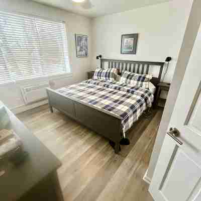 Asher's Lake Michigan Premier 2 Br Beachfront Penthouse Condo - Driveable!! Rooms