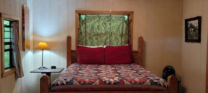 Homestead Cabin in the Ozarks, w/ a view! Hotéis em Johnson County