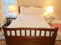 Charming 2nd floor unit in historic district - homestay