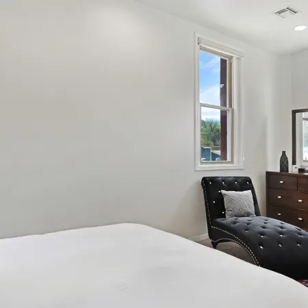 The Executive Suite- Apartment near the river!