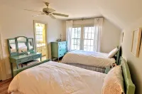 Travelers Rest Spacious 5BR Pool riverfront Pier charming Easton Saint Michaels - 4-Star