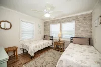"THE TEXICAN" - Beautiful, Waterfront Home on Caney Creek - 3 stjerner