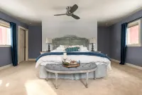 NEW Artistic Modern Cottage/SCREENED Porch/Fire Pit/ Giant Theater/Game RM