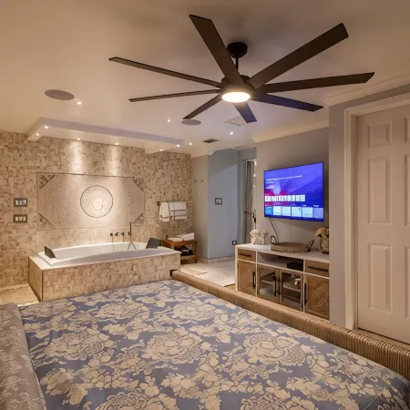 Private Luxury Pool & Spa Retreat – Great Location