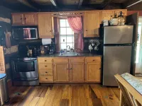 Historic, cozy cabin at Headley Inn Winery & Vineyard with WiFi, AC & Fireplace - Alphydda