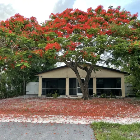 Quiet Studio, minutes from Beaches, Shopping, Dining, 5th Ave and 3rd Street