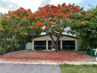 Quiet Studio, minutes from Beaches, Shopping, Dining, 5th Ave and 3rd Street - Apartments