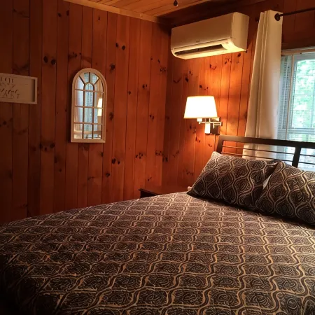Three Cub Cottage in historic Flat Rock