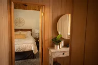 Cabin - Rustic Glam + Game Room + Views +Workspace- Minutes from Attractions - Hytter