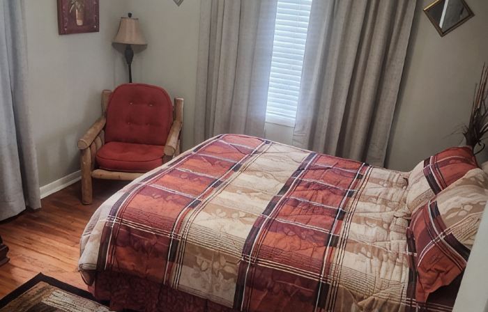 Charming 3-bedroom house with 65in smart tv, Wifi, and central heat/air in town!