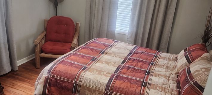 Charming 3-bedroom house with 65in smart tv, Wifi, and central heat/air in town! Hotels in Izard County